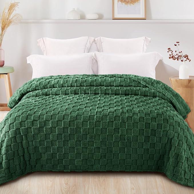 Exclusivo Mezcla King Size Flannel Fleece Blanket, Super Soft and Warm Lightweight Checkered Pattern Blankets for All Seasons, 90x104 Inches, Forest Green