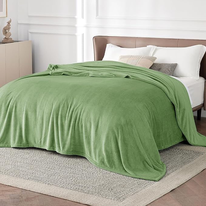 Bedsure GentleSoft Fleece Bed Blankets Full Size Green - Soft Lightweight Plush Fuzzy Cozy Luxury Blanket Microfiber, Emerald, 84x90 inches